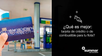 Tarjeta frente a estación de gasolina