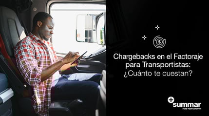 conductor en el camion revisando celular