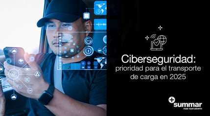 conductor viendo al celular donde tiene el control de toda su operación