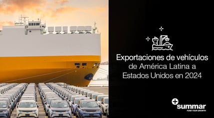 puerto con un buque y un cargamento de carros nuevos
