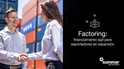 personas saludandose en puerto de carga
