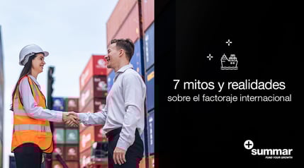 personas al frante de columnas de contenedores dandose la mano